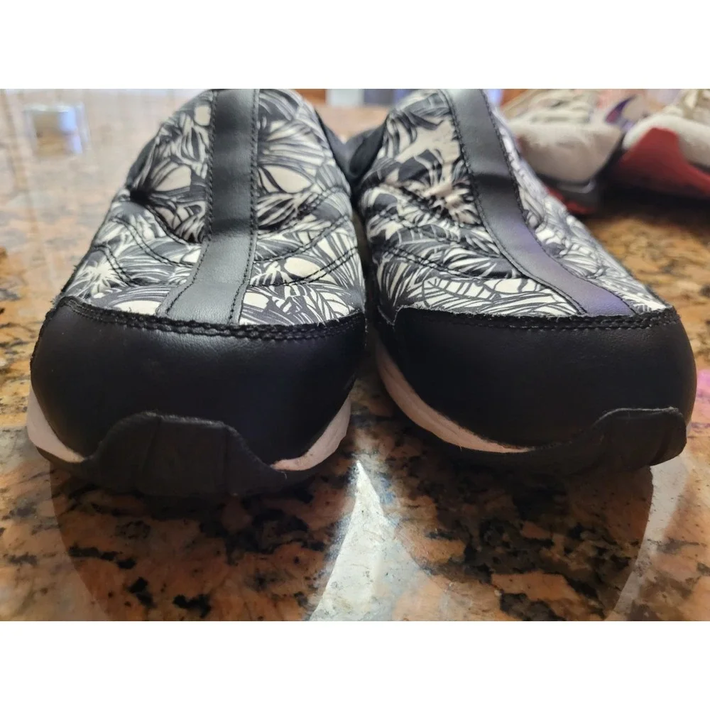 Womans Easy Spirit Travel Time Slip On Size 9 Black and White Floral Casual Boho